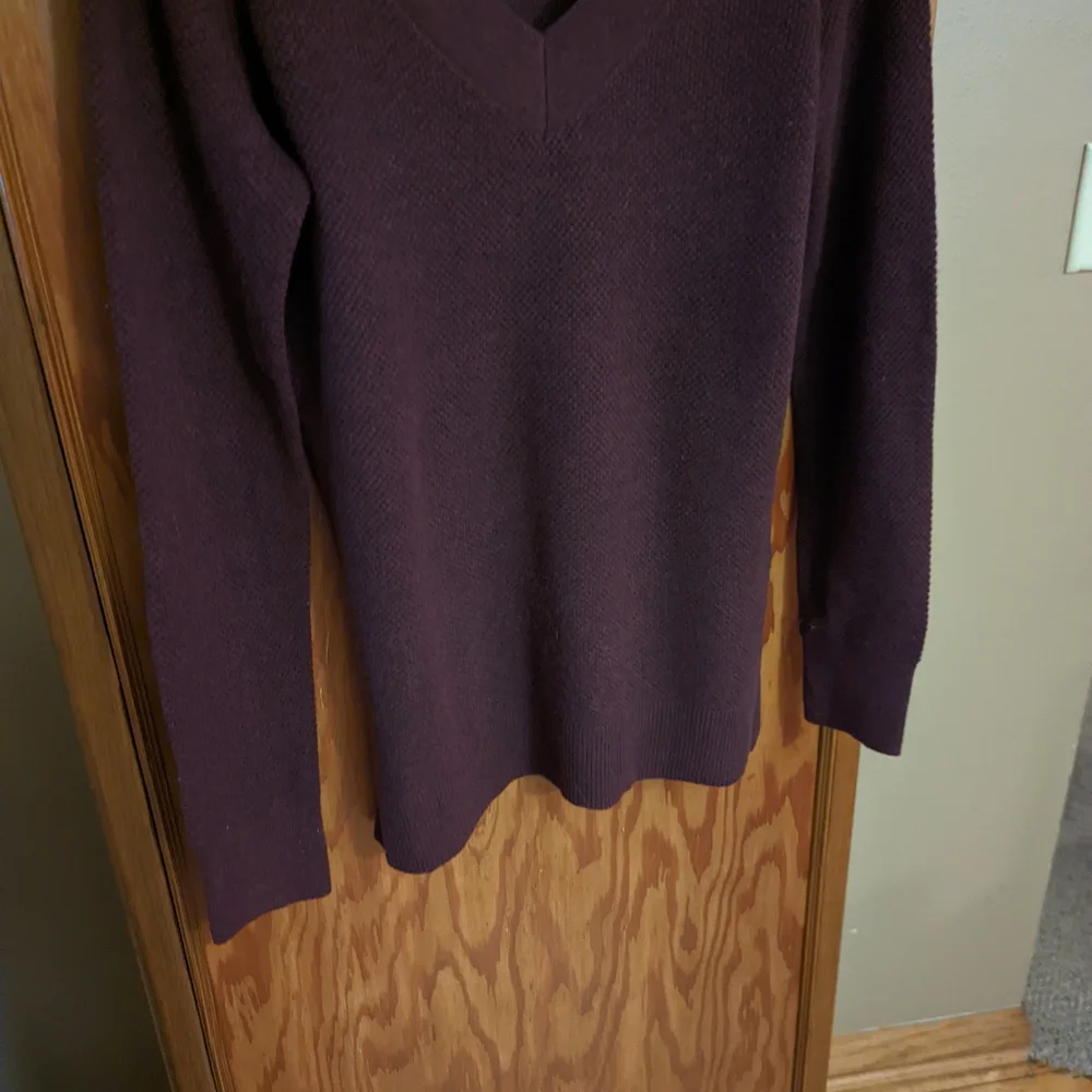 NWOT GAP Vneck Sweater. Size XS._3